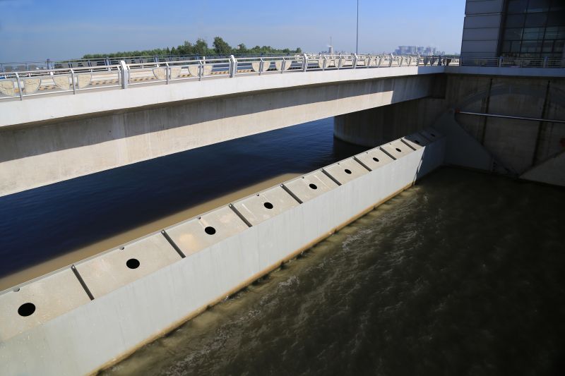 3、中孔40米跨度上臥式弧形鋼閘門為國內(nèi)同類型最大的鋼閘門.jpg