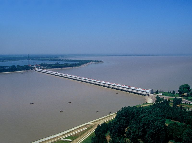 1、三河閘：淮河入江水道重要控制口門，建國初期我國自行設(shè)計和施工的大型水閘，共63孔，總寬697.75米，，由我公司于1953年7月建成通水；并承擔(dān)了其后的歷次加固任務(wù)。.jpg